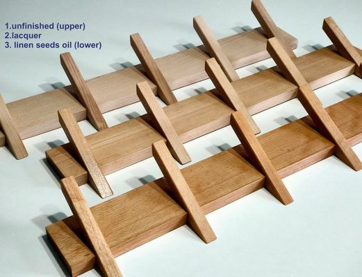 Organización de baño elegante y sostenible con este portaabrigos de madera montado en la pared