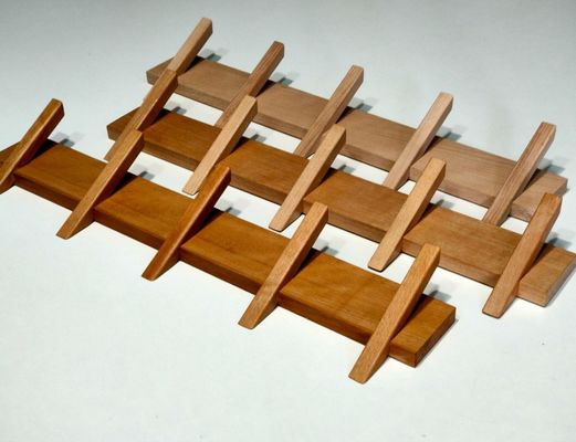 Organización de baño elegante y sostenible con este portaabrigos de madera montado en la pared