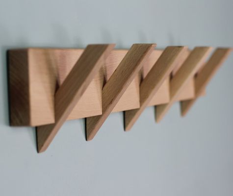 Organización de baño elegante y sostenible con este portaabrigos de madera montado en la pared