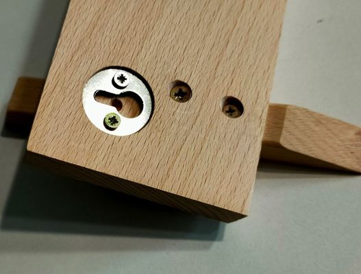 Organización de baño elegante y sostenible con este portaabrigos de madera montado en la pared