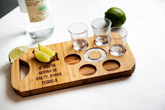Moderno y elegante bandeja de bambú de vuelo de cerveza con portavidros grabados de madera