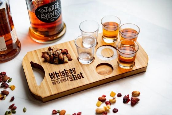 Moderno y elegante bandeja de bambú de vuelo de cerveza con portavidros grabados de madera