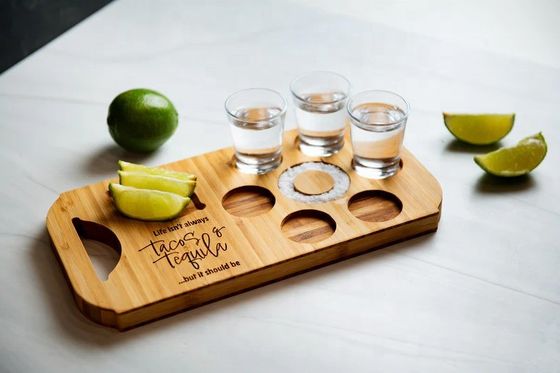 Moderno y elegante bandeja de bambú de vuelo de cerveza con portavidros grabados de madera