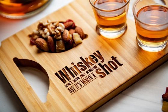 Moderno y elegante bandeja de bambú de vuelo de cerveza con portavidros grabados de madera