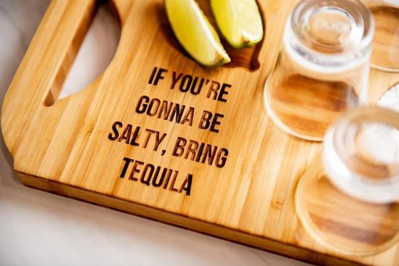 Moderno y elegante bandeja de bambú de vuelo de cerveza con portavidros grabados de madera