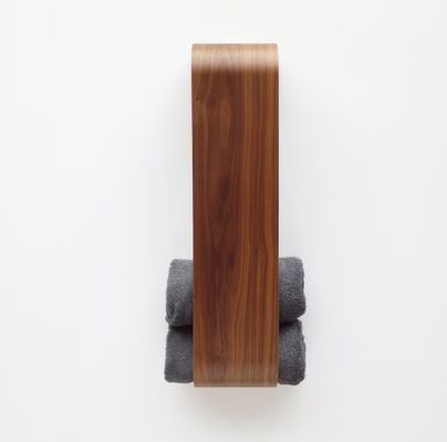 Organice su baño sin esfuerzo con un soporte de toallas de ducha de madera montado en la pared