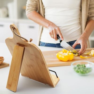 Estante de libros de cocina de nivel único con tabla de conversión de mediciones