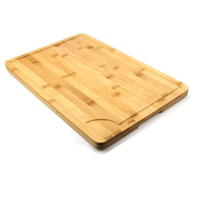 Tabla de corte de madera sobre el fregadero - Bloques de corte hechos con serigrafía