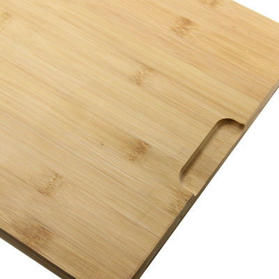 Tabla de corte de madera sobre el fregadero - Bloques de corte hechos con serigrafía