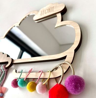 Espejo de niños enmarcado en madera en forma de nube personalizado con clip para el cabello y soportes de banda de goma