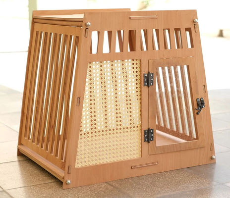 Casa de perros y gatos de madera de color natural en el interior Caja con puerta en blanco