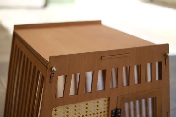 Casa de perros y gatos de madera de color natural en el interior Caja con puerta en blanco