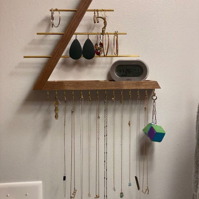 Logotipo personalizado aceptable sin terminar de madera de abedul color colgando de nuez joyería organizador