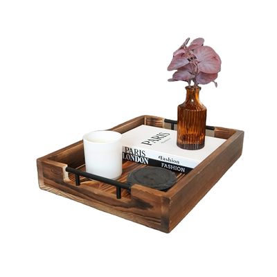 bandeja de servicio de madera con asas metálicas para el salón de la habitación de entrada de la cocina