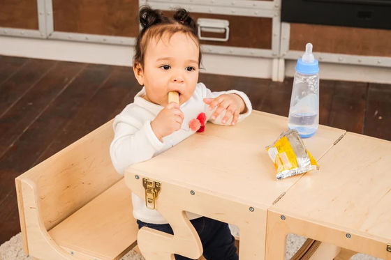 Muestra de la silla de aprendizaje gratuita para la mesa de niños y la torre de actividades