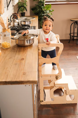 Muestra de la silla de aprendizaje gratuita para la mesa de niños y la torre de actividades