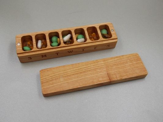 Caja de madera mini Contenedor de medicamentos portátil 7 días Cuadro de píldoras Organizador Ornamento natural