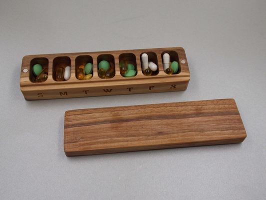 Caja de madera mini Contenedor de medicamentos portátil 7 días Cuadro de píldoras Organizador Ornamento natural