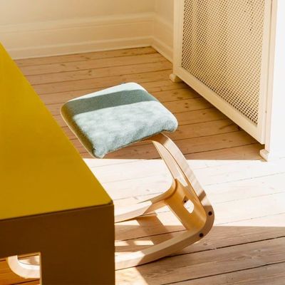 Silla de rodillas de oficina ergonómica original hecha a mano con tela gris oscuro Revive