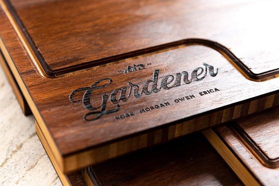 Tabla de corte de madera con ranura de jugo y cuchillo en color claro para todas las estaciones