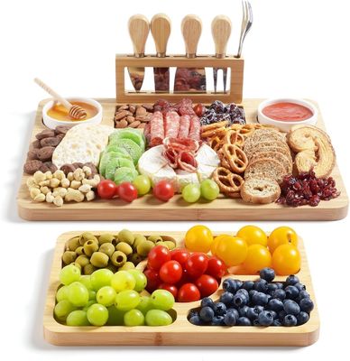Tablero de queso de bambú y cuchillo para cortar en la cocina