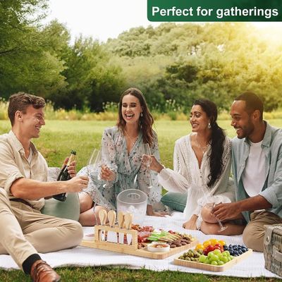 Tablero de queso de bambú y cuchillo para cortar en la cocina