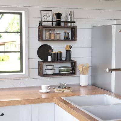 Ahorre espacio con estantes de madera flotantes de color marrón rústico y barandilla de protección