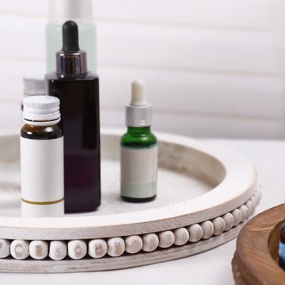 Envases de madera con diseño en blanco y con cuentas