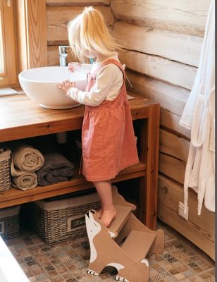 Gran cantidad de taburetes para niños pequeños Perfecto ayudante en la cocina y el baño