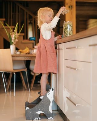 Gran cantidad de taburetes para niños pequeños Perfecto ayudante en la cocina y el baño