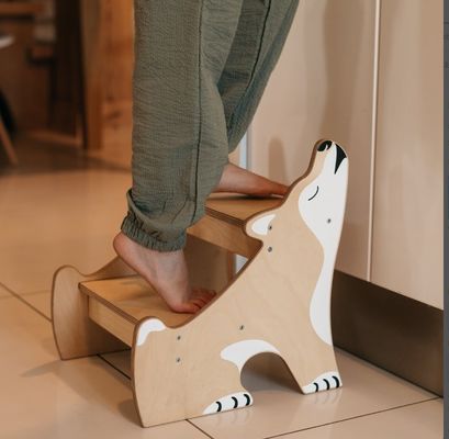 Gran cantidad de taburetes para niños pequeños Perfecto ayudante en la cocina y el baño
