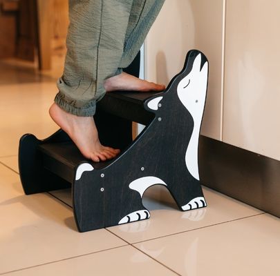 Gran cantidad de taburetes para niños pequeños Perfecto ayudante en la cocina y el baño