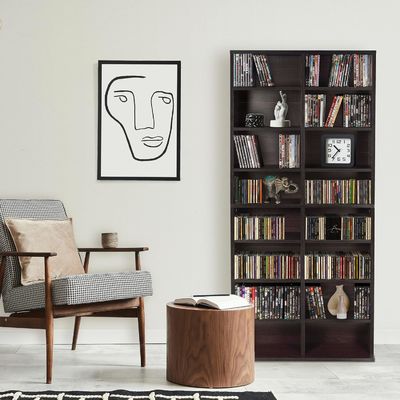 12 estanterías ajustables y 4 estanterías fijas en color de madera de pino