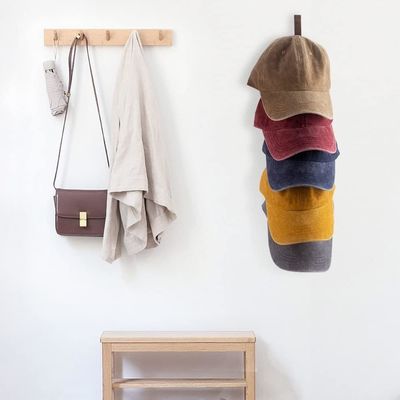 Organizador de sombreros de madera montado en la pared para gorras