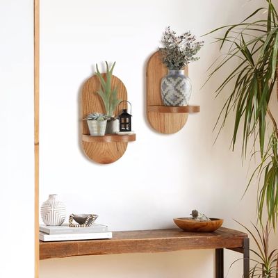 Diseño funcional de estanterías flotantes de madera para pantallas de oficina en el hogar