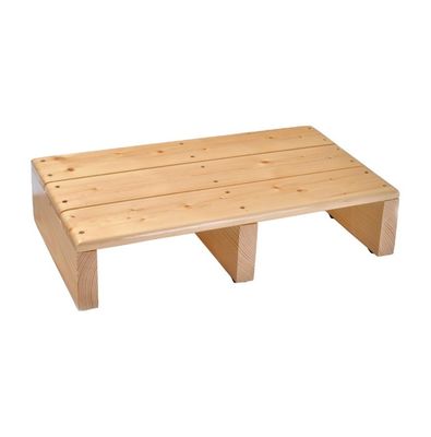 La movilidad en interiores y exteriores se simplifica con muebles de madera junto a la cama