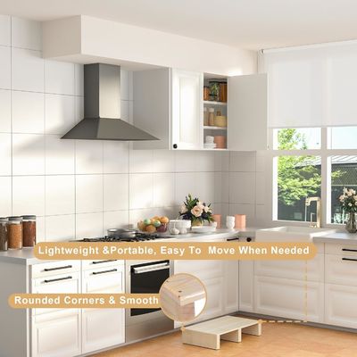 La movilidad en interiores y exteriores se simplifica con muebles de madera junto a la cama