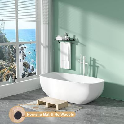 La movilidad en interiores y exteriores se simplifica con muebles de madera junto a la cama