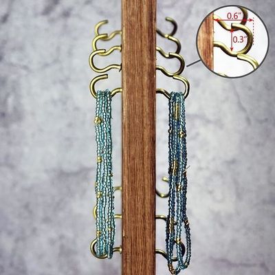 Función de ahorro de espacio 9 W X 7.5 D X 16.5 H Muestra de joyería de madera con 32 ganchos