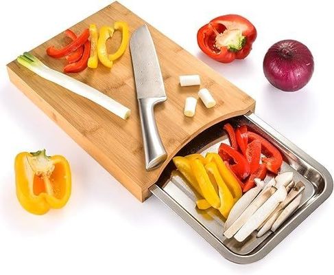 Un elegante tablero de corte de bambú con bandejas y cajón de deslizamiento de 13,4 x 9,4 x 1,6 pulgadas