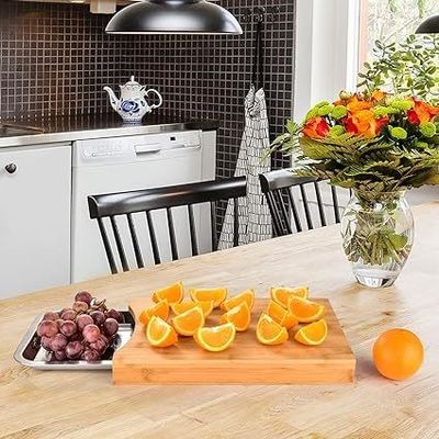 Un elegante tablero de corte de bambú con bandejas y cajón de deslizamiento de 13,4 x 9,4 x 1,6 pulgadas