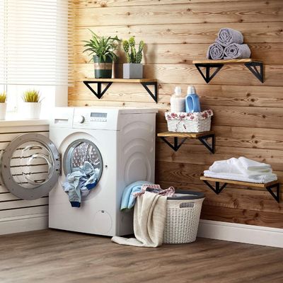 Diseño moderno Estantes de pared de madera de metal negro Estante de almacenamiento de madera flotante para el baño