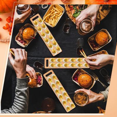 En el Día de Acción de Gracias, la bandeja de huevos demonizados ahorra espacio con este porta bandejas de madera de 12 agujeros.