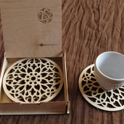 Coasters de rosetas de madera únicas para tazas de café en abedul natural y diseño rústico gótico