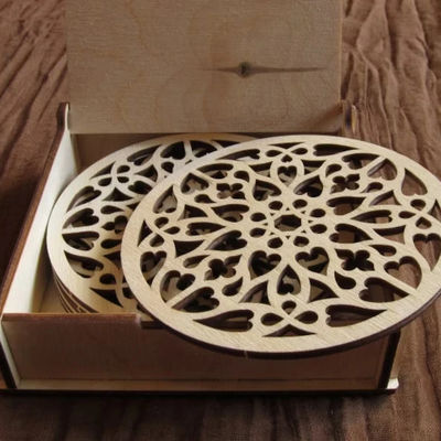 Coasters de rosetas de madera únicas para tazas de café en abedul natural y diseño rústico gótico