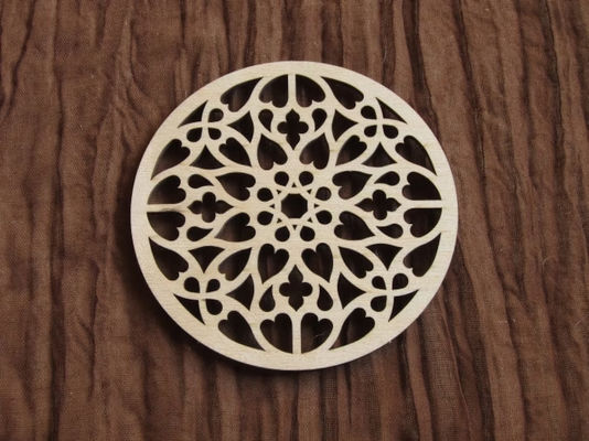 Coasters de rosetas de madera únicas para tazas de café en abedul natural y diseño rústico gótico