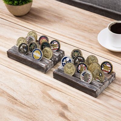 Pintado de color marrón 4 filas de madera quemada Desafío Militar Moneda Display Holder Stand 4x6x1 pulgadas