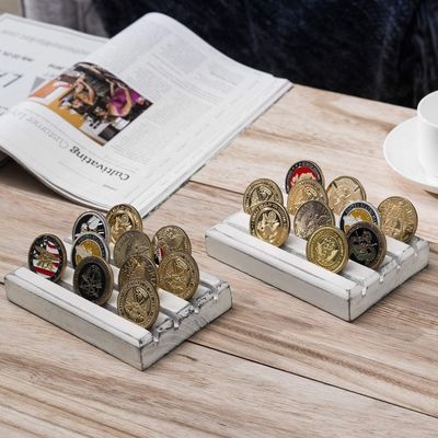 Pintado de color marrón 4 filas de madera quemada Desafío Militar Moneda Display Holder Stand 4x6x1 pulgadas