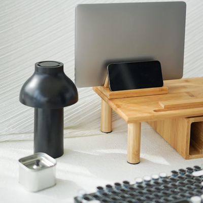 Diseño funcional Soporte de soporte de portátil de bambú con muelle ajustable encaja en todos los MacBook Multifuncional