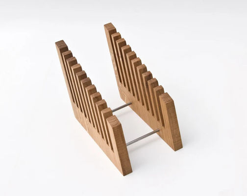 Organización de escritorio de oficina hecha elegante con portaarchivos de madera y función de impresión